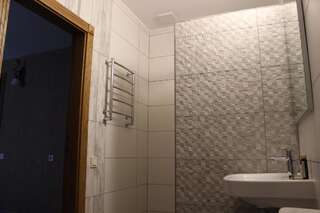 Гостевой дом Barin House Сумы Двухместный номер с 1 кроватью и собственной ванной комнатой-8